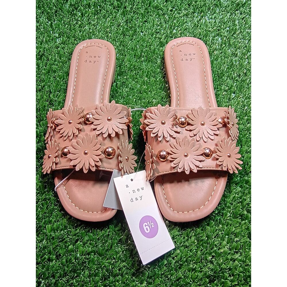 A New Day Ziva Memory Foam Tan Sandals NWT Size 6.5